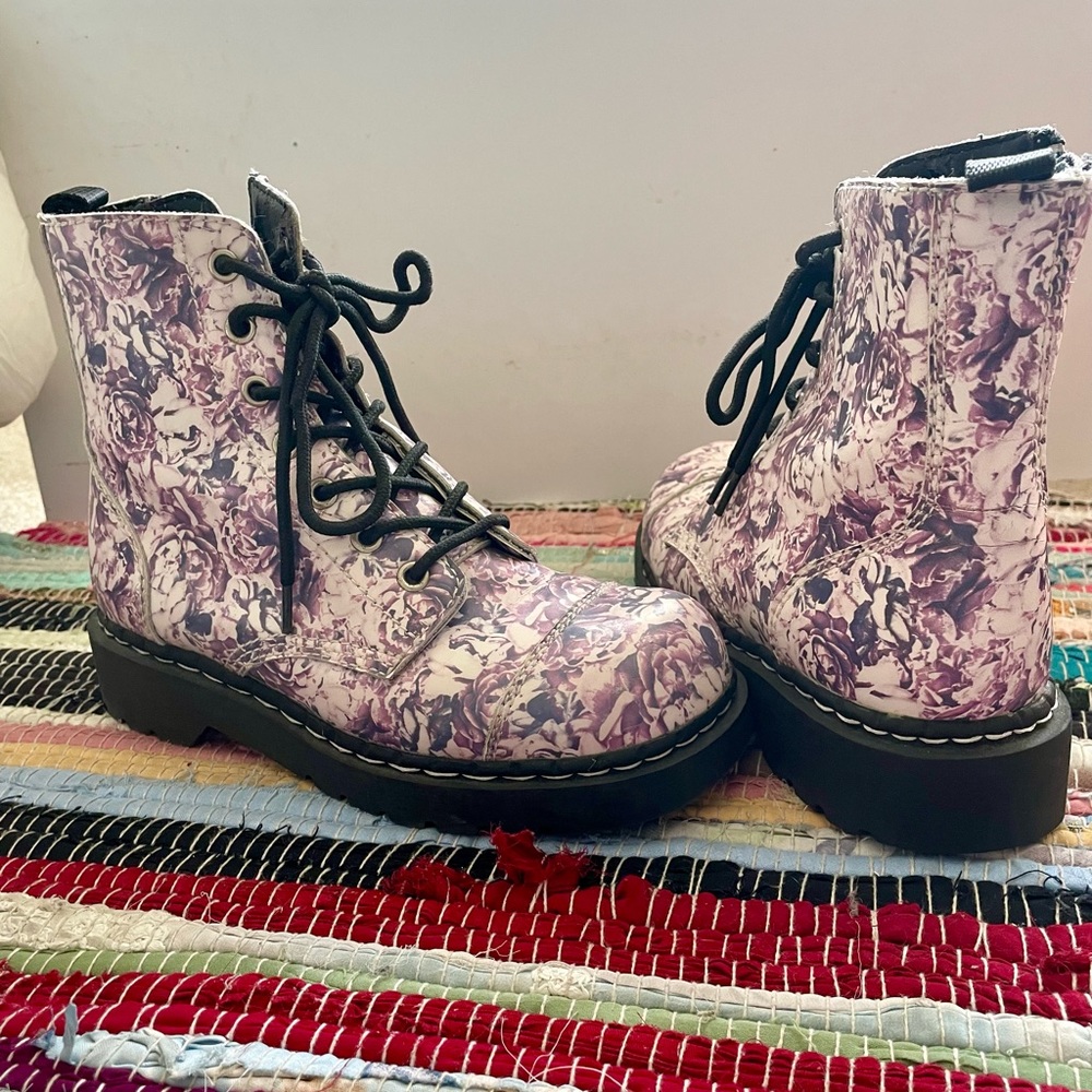 TUK Vegan Leather Roses boot. Size 7. Retro Roses are never out of fashion.